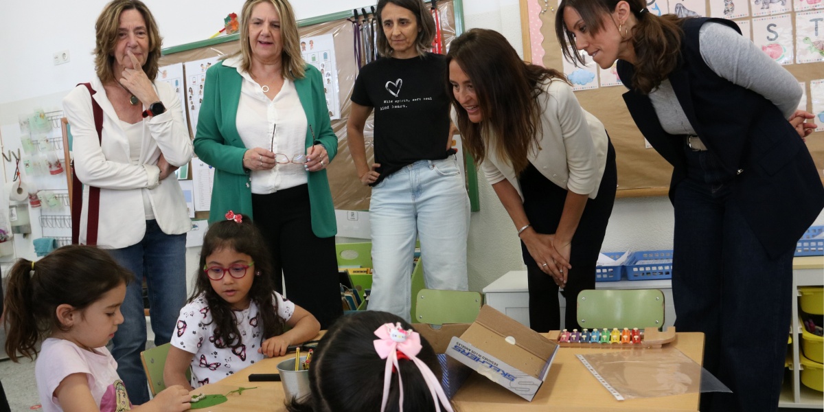 Foto portada: un moment de la visita a l'escola Pau Casals. Autor: ACN.
