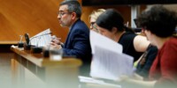 Foto portada: el portaveu d'ERC, Gabriel Fernàndez, defensant la proposta per fer arribar els cursos de natació gratuïts a totes les escoles públiques. Autor: D.Jiménez.