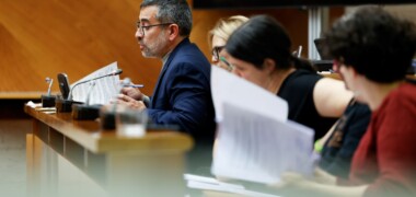 Foto portada: el portaveu d'ERC, Gabriel Fernàndez, defensant la proposta per fer arribar els cursos de natació gratuïts a totes les escoles públiques. Autor: D.Jiménez.