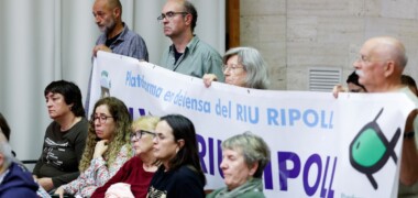 Membres de la Plataforma en Defensa del riu Ripoll, aquest dilluns. Autor: D.Jiménez.