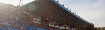 Foto portada: la tribuna, el passat diumenge en l'anada de la final del playoff entre el CES i l'UCAM Murcia. Autora: Dihor.
