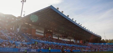 Foto portada: la tribuna, el passat diumenge en l'anada de la final del playoff entre el CES i l'UCAM Murcia. Autora: Dihor.