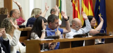Foto portada: la bancada socialista, al ple de maig de 2025. Autor: D.J.
