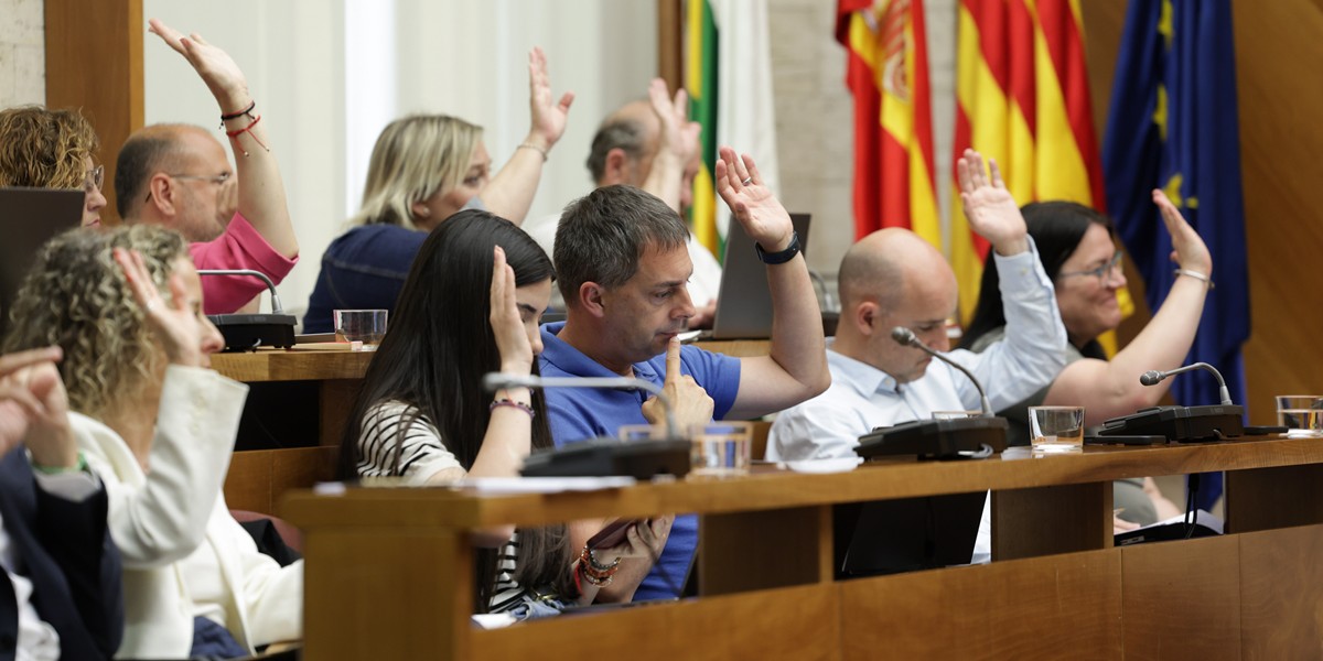 Foto portada: la bancada socialista, al ple de maig de 2025. Autor: D.J.