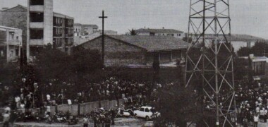Foto portada. l'església Sagrat Cor de Ca n'Oriac, durant el Primer de maig.