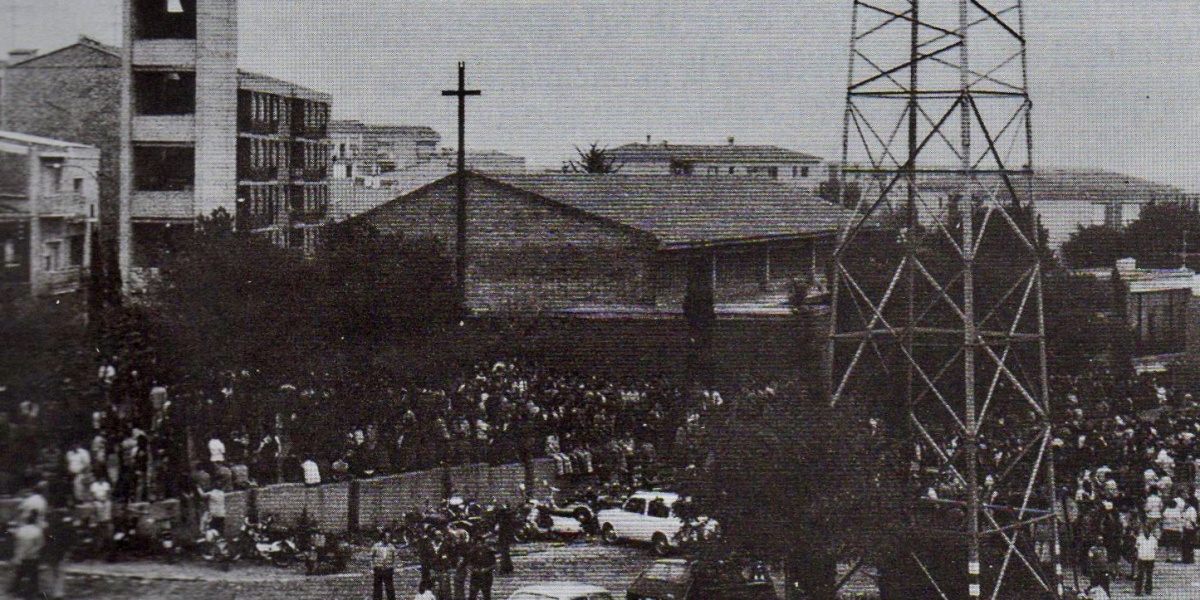 Foto portada. l'església Sagrat Cor de Ca n'Oriac, durant el Primer de maig.