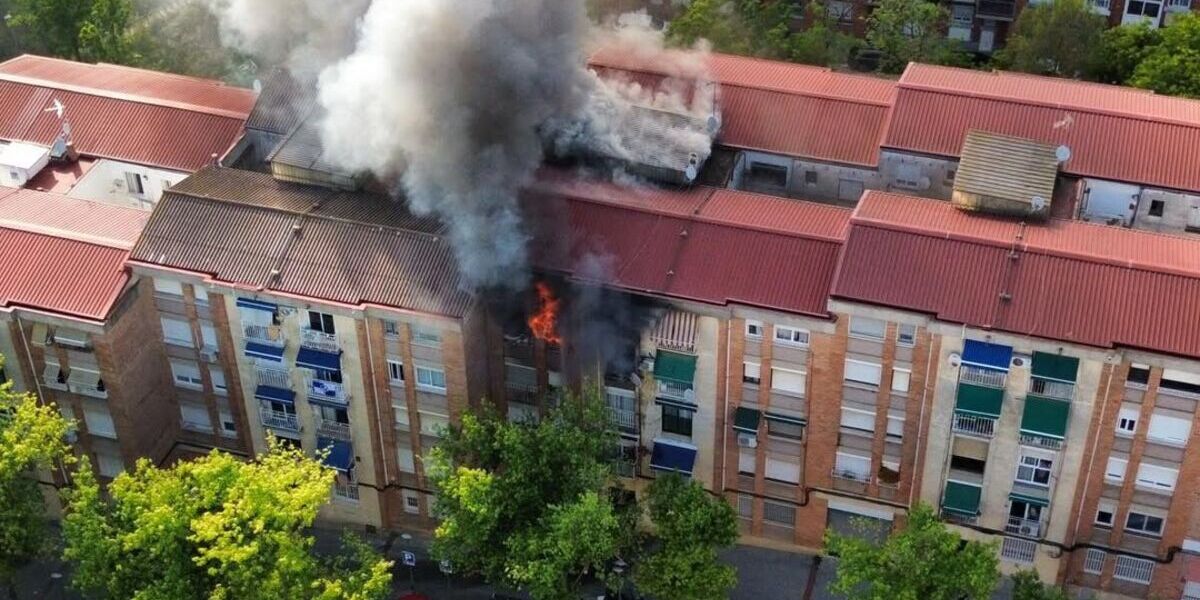Incendi al carrer Prullans. Autor: cedida / @utorresshots
