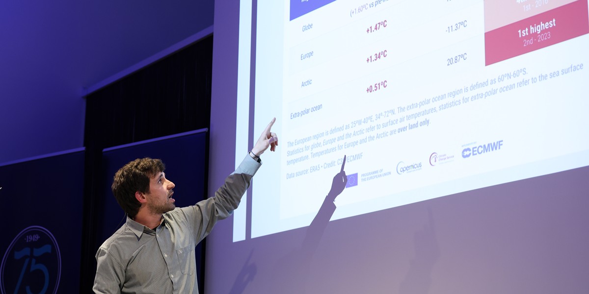 El meteoròleg Xavi Segura, aquest dijous a l'Aula de l'Aigua, durant la ponència sobre l'impacte del canvi climàtic a Catalunya. Autor: D.Jiménez.
