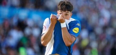 Foto de portada: Miguelete, petonejant-se l'escut després del seu gol. Autora: Dihör