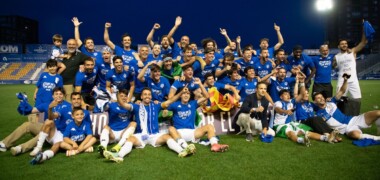 Foto portada: l'equip, celebrant l'ascens a la gespa. Autor: @CESabadell.