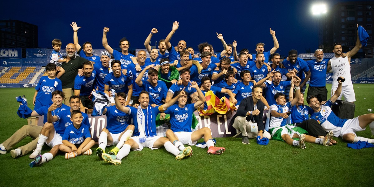 Foto portada: l'equip, celebrant l'ascens a la gespa. Autor: @CESabadell.