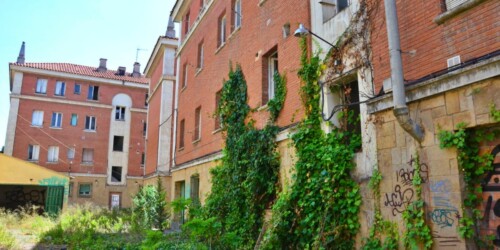 Interior de la caserna de la Guàrdia Civil, que va ser ocupada l'any 2017 per col·lectius alternatius. Autor: David B.