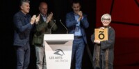 Mirna Lacambra, amb el guardó que va rebre l'Escola d'Òpera per part d'Òpera XXI. Autor: cedida.