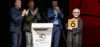 Mirna Lacambra, amb el guardó que va rebre l'Escola d'Òpera per part d'Òpera XXI. Autor: cedida.
