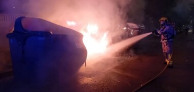 Foto portada: contenidors cremats a Barcelona, a la revetlla de Sant Joan. Autor: ACN.