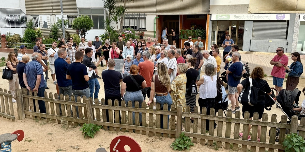 Reunió amb veïns de Badia per a la retirada de l'amiant. Autor: ACN