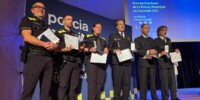 Foto portada: agents de la Policia Municipal reconeguts durant l'acte. Autor: Ajuntament / cedida.