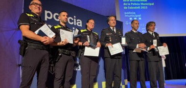 Foto portada: agents de la Policia Municipal reconeguts durant l'acte. Autor: Ajuntament / cedida.