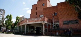 Foto portada: exterior de l'ajuntament de Badia, fa uns dies. Autor: D.Jiménez.