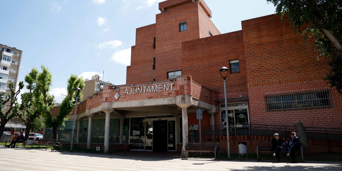 Foto portada: exterior de l'ajuntament de Badia, fa uns dies. Autor: D.Jiménez.