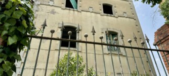 Foto portada: l'antiga caserna de la Guàrdia Civil, el juny de 2025. Autor: ACN.