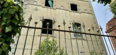 Foto portada: l'antiga caserna de la Guàrdia Civil, el juny de 2025. Autor: ACN.