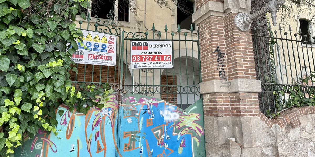 Foto portada: l'antiga caserna de la Guàrdia Civil, el juny de 2025. Autor: ACN.