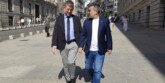 Foto portada: el diputat d'ERC al Congrés, Francesc-Marc Álvaro, i el portaveu d'ERC a l'Ajuntament de Sabadell, Gabriel Fernàndez, a la Carrera de San Jerónimo, a l'exterior del Congrés, parlant sobre la caserna de la Guàrdia Civil de Sabadell. Autor. ERC / cedida.