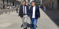 Foto portada: el diputat d'ERC al Congrés, Francesc-Marc Álvaro, i el portaveu d'ERC a l'Ajuntament de Sabadell, Gabriel Fernàndez, a la Carrera de San Jerónimo, a l'exterior del Congrés, parlant sobre la caserna de la Guàrdia Civil de Sabadell. Autor. ERC / cedida.
