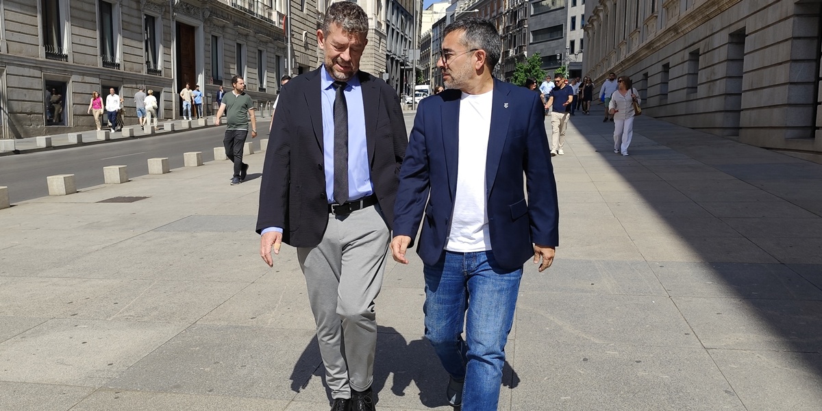 Foto portada: el diputat d'ERC al Congrés, Francesc-Marc Álvaro, i el portaveu d'ERC a l'Ajuntament de Sabadell, Gabriel Fernàndez, a la Carrera de San Jerónimo, a l'exterior del Congrés, parlant sobre la caserna de la Guàrdia Civil de Sabadell. Autor. ERC / cedida.