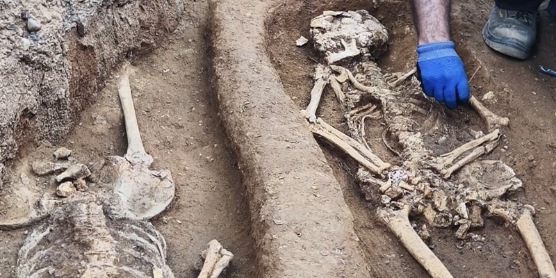 Ossos humans trobats a l'antic cementiri. Autor: ACN. 