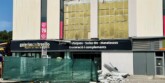 Segona placa de formigó caiguda a l'exterior d'una nau comercial de Via Sabadell. Autor: ACN.