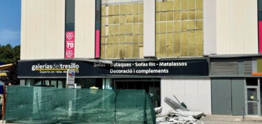 Segona placa de formigó caiguda a l'exterior d'una nau comercial de Via Sabadell. Autor: ACN.