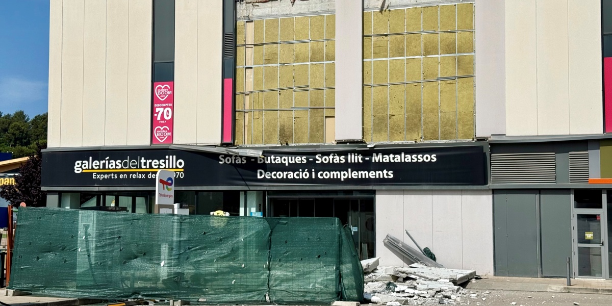 Segona placa de formigó caiguda a l'exterior d'una nau comercial de Via Sabadell. Autor: ACN.