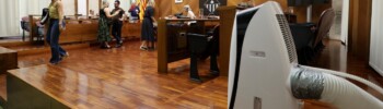Foto portada: la sala de plens, aquest dilluns, tombat per la calorada. Autor: D.Jiménez.