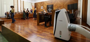 Foto portada: la sala de plens, aquest dilluns, tombat per la calorada. Autor: D.Jiménez.