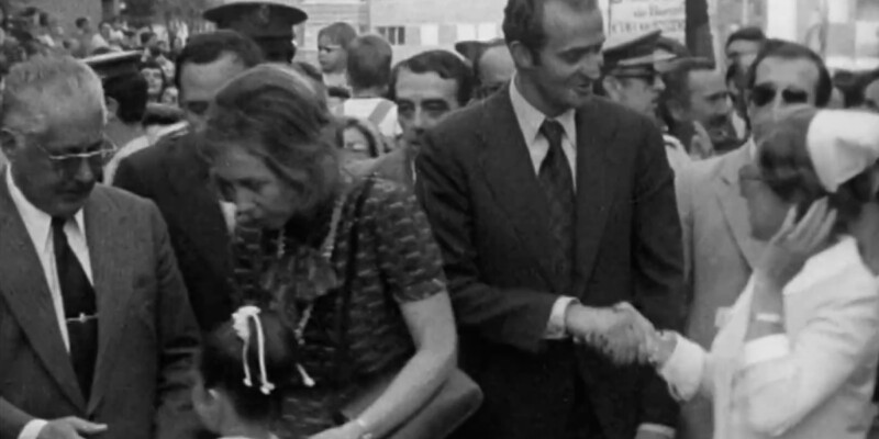 Sofia i Joan Carles, a Badia, el 14 de juliol de 1975. Font: Arxiu RTVE. 