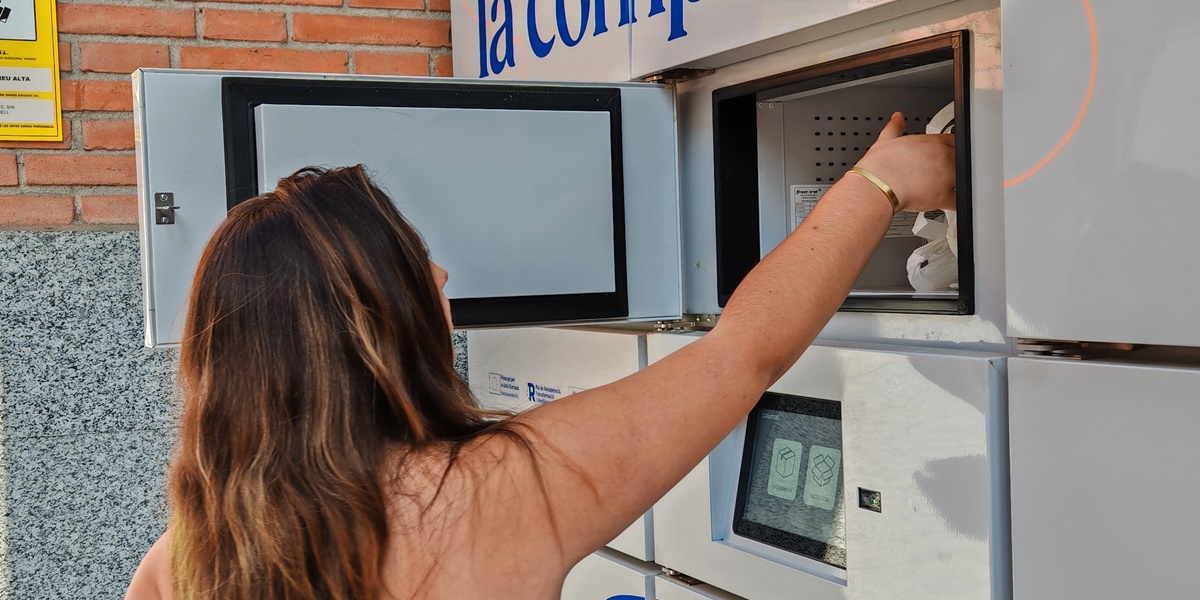 Foto de portada: Client recollint un producte de les neveres del Mercat de La Creu Alta. Autor: Albert P.