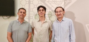 Foto de portada: el regidor de Cultura, Carles de la Rosa, Martí Madaula i a la dreta el president del Cineclub, Esteve Badia, presentant la vetllada de curtmetratges. Autor: Albert P