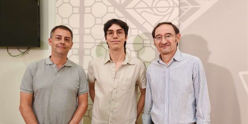 Foto de portada: el regidor de Cultura, Carles de la Rosa, Martí Madaula i a la dreta el president del Cineclub, Esteve Badia, presentant la vetllada de curtmetratges. Autor: Albert P