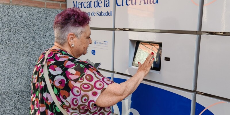 Un client posant el codi per a obrir la guixeta del Mercat de La Creu Alta. Autor: Albert P