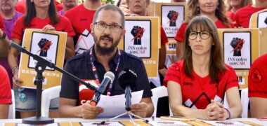 Professors de l'Institut CAR denunciant el tancament de l'oferta d'FP. Autor: ACN.