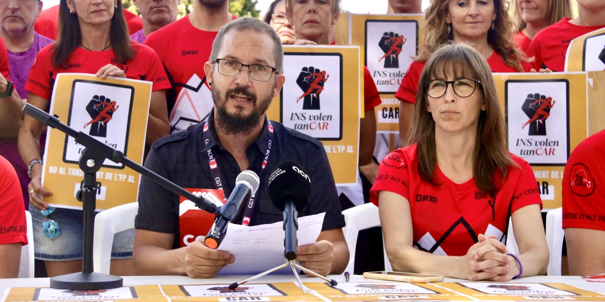 Professors de l'Institut CAR denunciant el tancament de l'oferta d'FP. Autor: ACN.