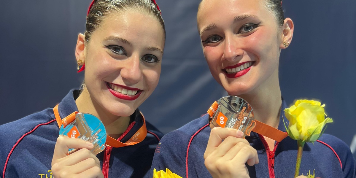 Foto de portada: Farré amb Lillou, amb la medalla d'or. RFEN