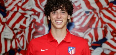 Foto de portada: Javi Morcillo, posant amb els colors de l'Atlético de Madrid. @AtletiAcademia, via X