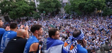 Foto de portada: Balcó de l'Ajuntament, els jugadors i els aficionats. Autor: D. Jiménez