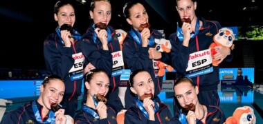 Foto de portada: l'equip, sumant una nova medalla. RFEN