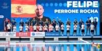 Foto de portada: la selecció, en el podi per rebre l'or. RFEN