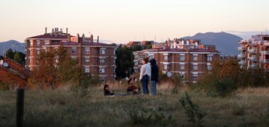 Joves al parc catalunya, fa un temps. És una de les zones on es plantaran més arbres. Autor: DAVID B.