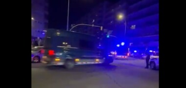 Foto portada: arriba de les furgonetes de la unitat ARRO a la plaça de la Nova Creu.